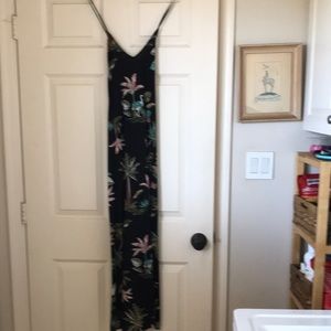Long women’s casual summer dress. Size can by Old Navy. Wore once